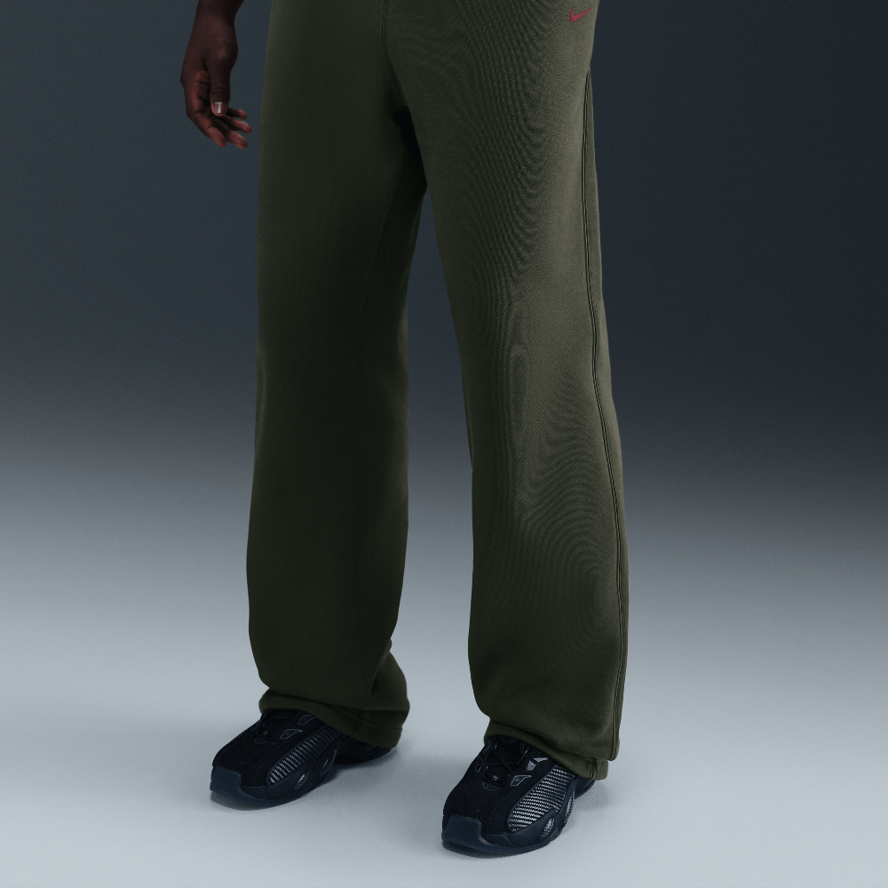 Nike Nocta Fleece Pant Khaki Red FZ4675-325 — Abbigliamento Nike su LAB19
