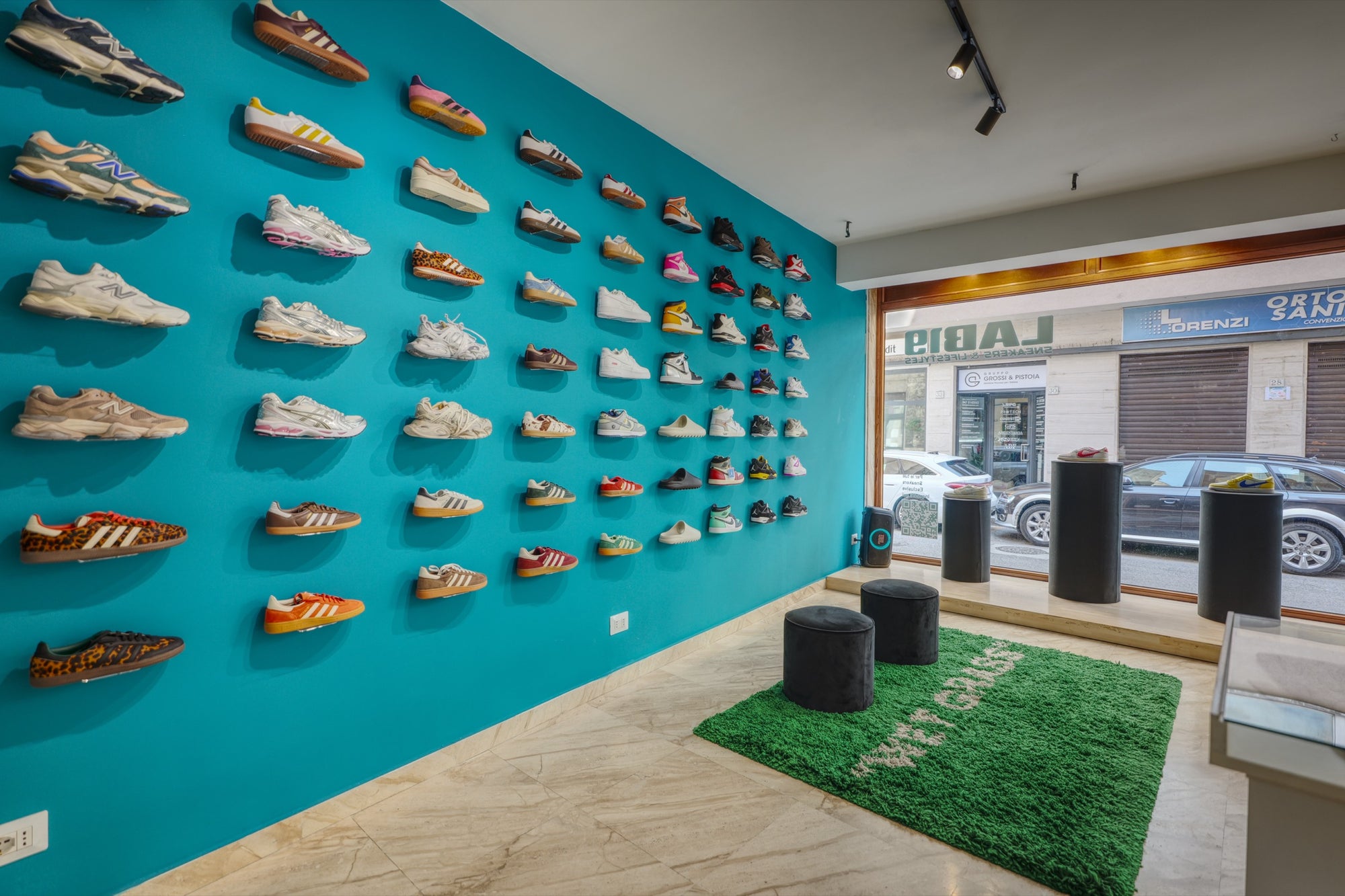 Muro sneakers dello store LAB19 di Subiaco