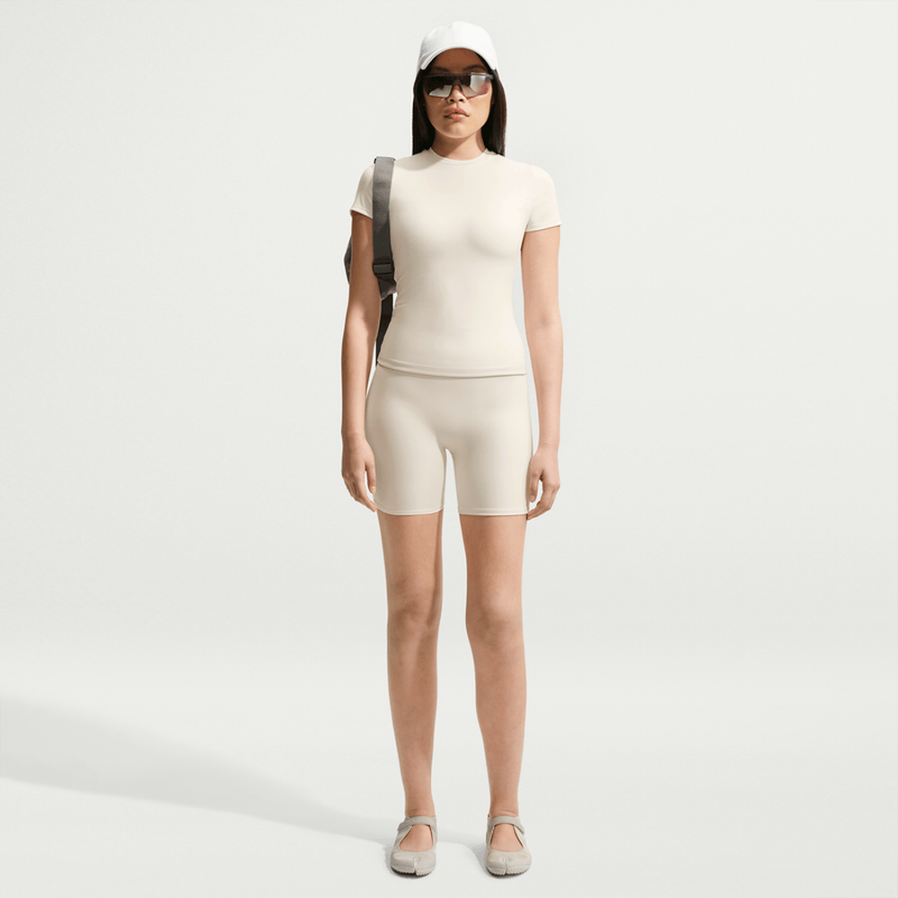 NikeSKIMS Matte Women's Padded Baby T-Shirt NSKM Actv Ivory/NSKM Actv Ivory IR5023-108 — Abbigliamento Nike su LAB19