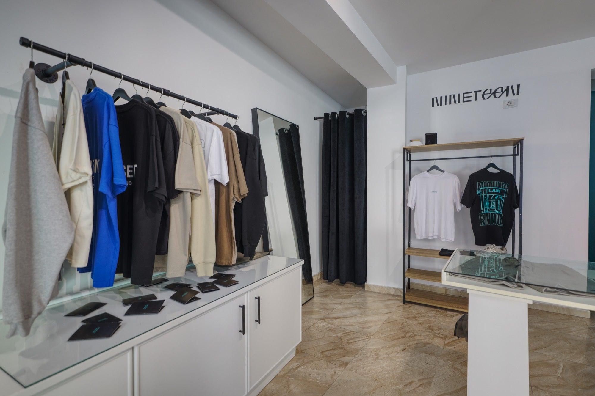 Le t-shirt Nineteen appese nel negozio LAB19 a Subiaco