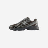 New Balance 740 Black Metallic